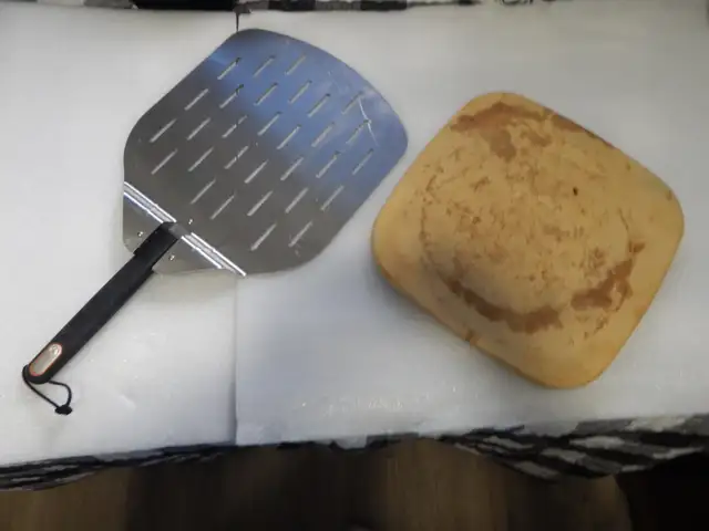 Paderno Ceramic Pizza Stone w. 14 in. Paddle