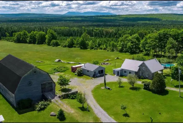 Fermette de 52 acres  en Estrie avec maison ancestrale . - Photo 2