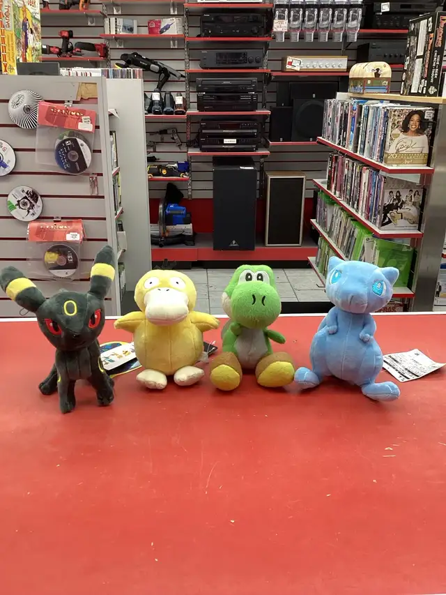 peluche Pokémon et yoshi a 13$ chacune