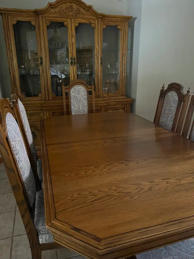 Dining room table and 6 chairs