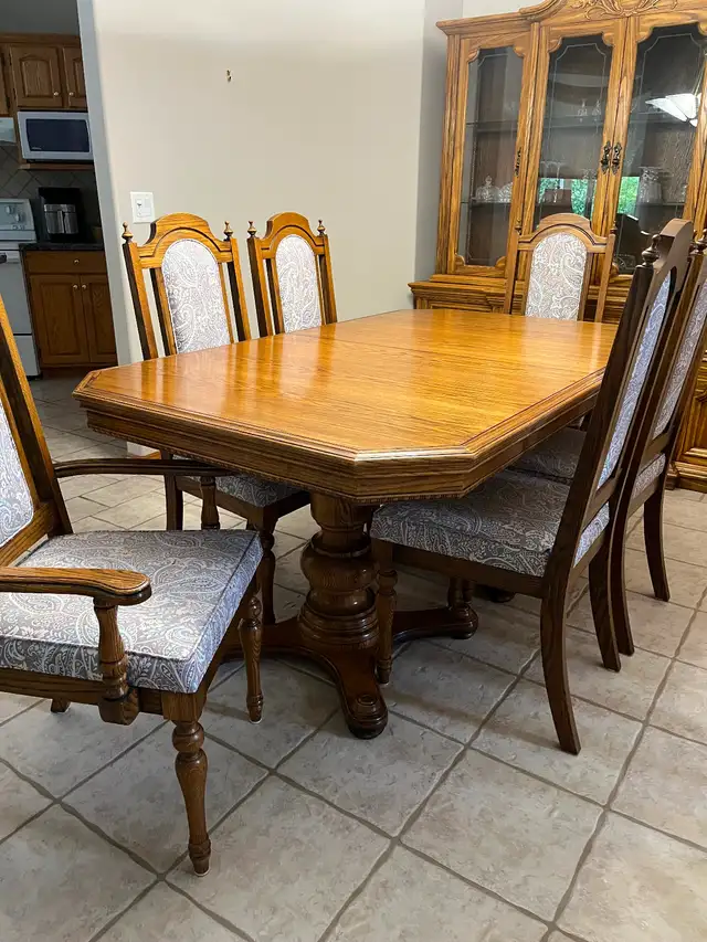 Dining room table and 6 chairs - Photo 2