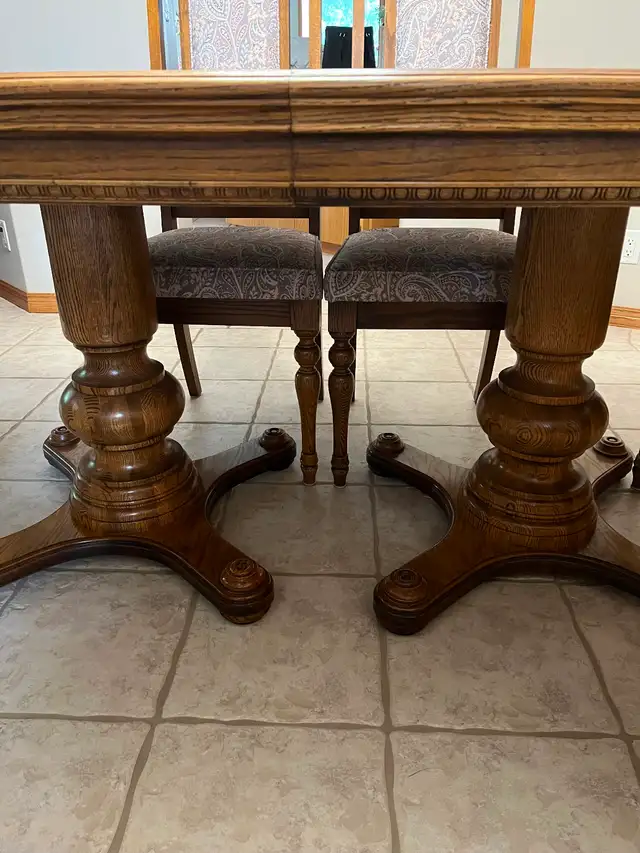 Dining room table and 6 chairs - Photo 3