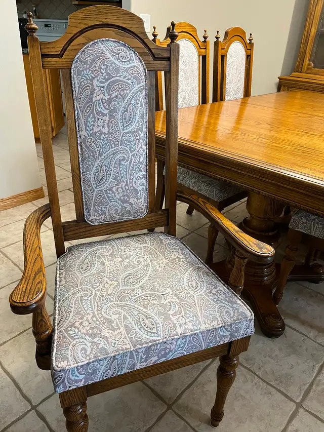 Dining room table and 6 chairs - Photo 4