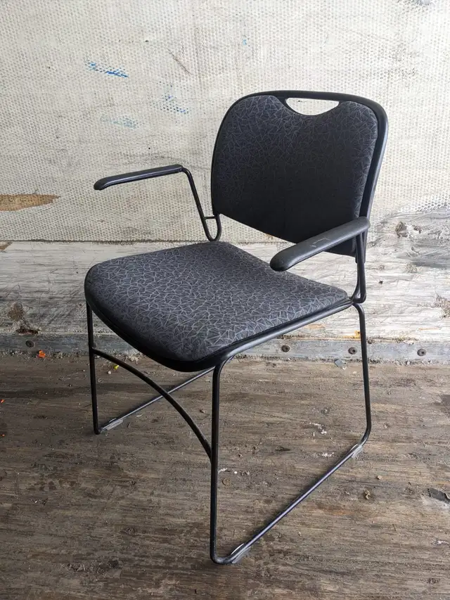 Groupe Lacasse Black Visitor Chair-Excellent Condition-Call us! - Photo 3