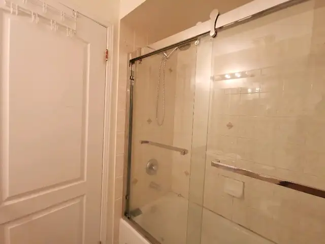 Rooms Minutes walk Finch west subway station,  York U campus - Photo 4