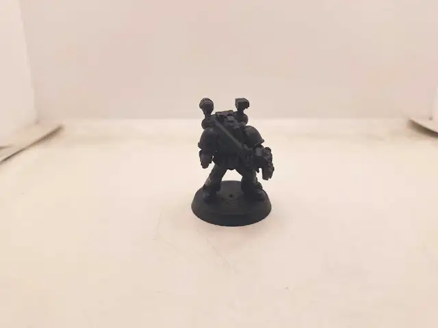 Warhammer 40k space marine apothecary primed black