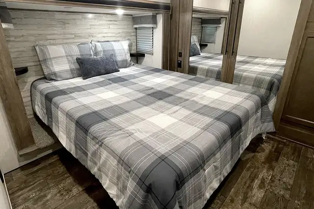 2022 Forest River Sabre Cobalt 38DBQ – Pre-owned 5th Wheel - Photo 37