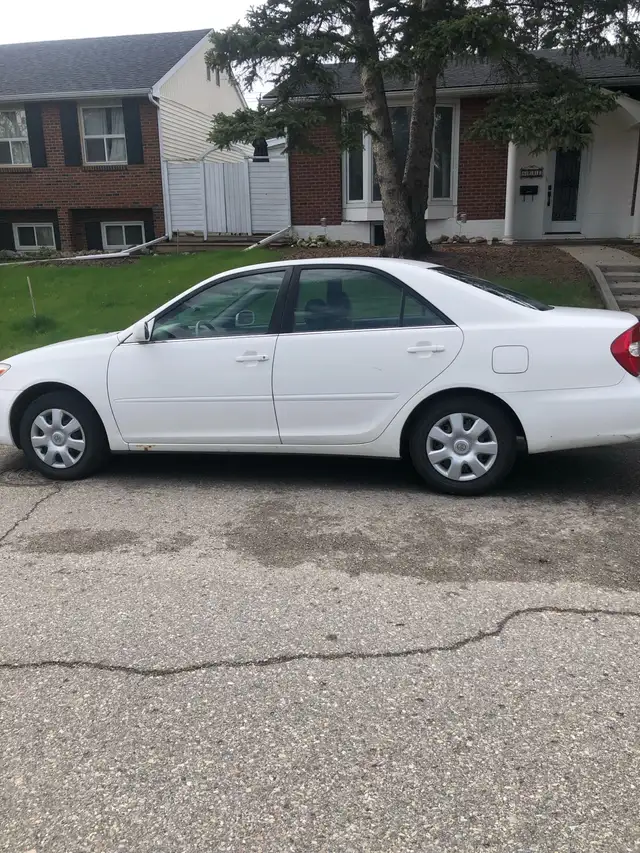 Toyota Camry - Photo 2