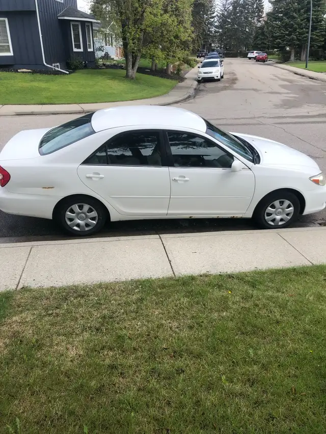 Toyota Camry - Photo 3