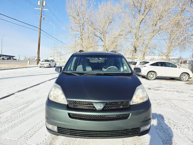 2005 Toyota Sienna AWD 7 Passenger Clean Carfax with No Accident - Photo 2