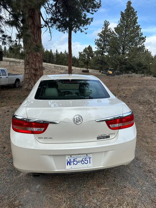 Low kms 2016 Buick Vrano pearl white. - Photo 2