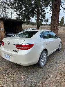 Low kms 2016 Buick Vrano pearl white. - Photo 3