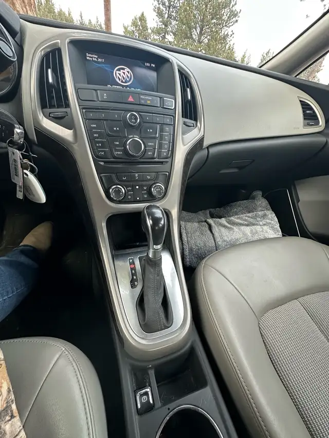 Low kms 2016 Buick Vrano pearl white. - Photo 5