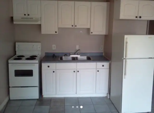 Private Large Room for Rent, steps to Subway - Photo 4