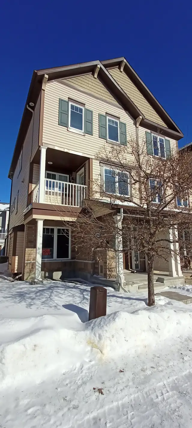 End unit townhouse available now in Kanata/Stittsville - Photo 3