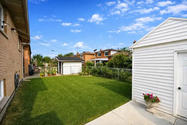 YOUR OASIS! Large3 Bedroom in HIGHLY-DESIRED Neighborhood! - Photo 10