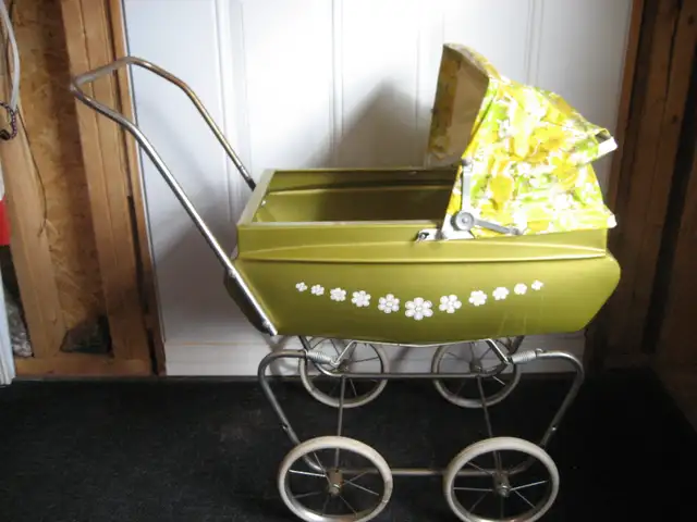 Vintage 1950's metal doll carriage