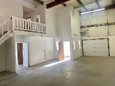 Bay for rent - Red Deer (all inclusive)