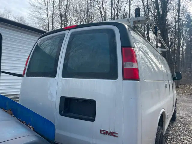 2017 GMC 2500 cargo van - Photo 3