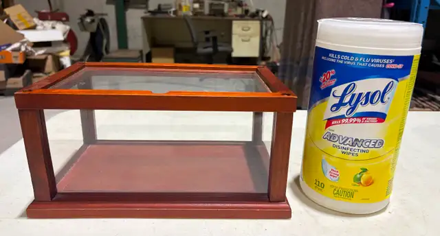 Small-Sized Acrylic Display Case (Wood Framing) - Photo 3