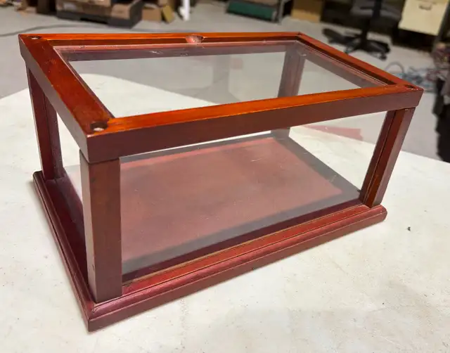 Small-Sized Acrylic Display Case (Wood Framing) - Photo 4