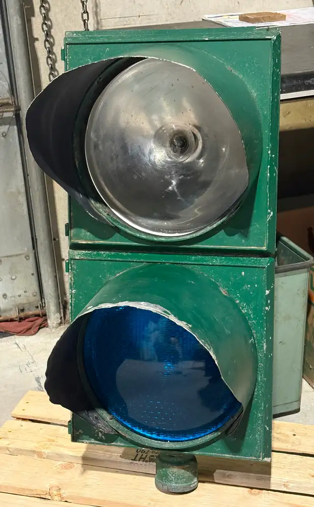 Vintage "Crouse-Hinds" Decommissioned Traffic Light (Metal) - Photo 2