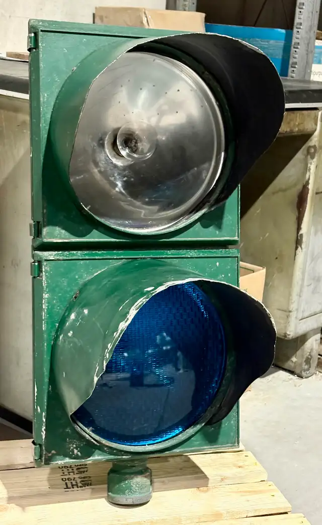Vintage "Crouse-Hinds" Decommissioned Traffic Light (Metal) - Photo 3