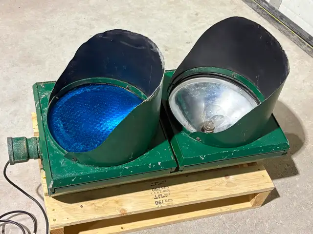 Vintage "Crouse-Hinds" Decommissioned Traffic Light (Metal) - Photo 4