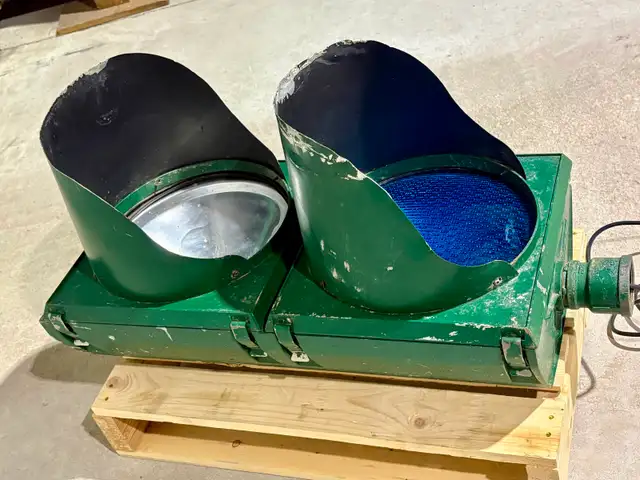 Vintage "Crouse-Hinds" Decommissioned Traffic Light (Metal) - Photo 6