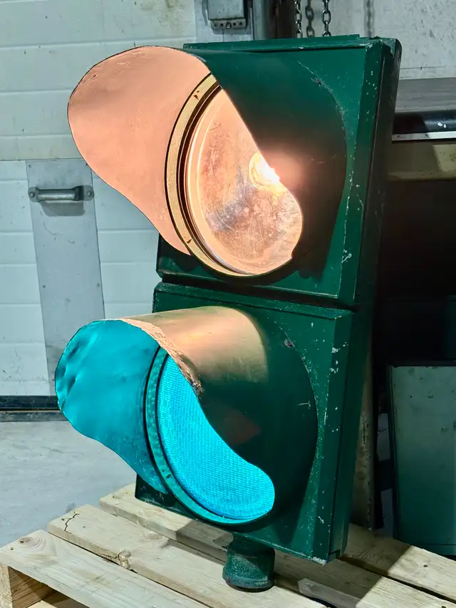Vintage "Crouse-Hinds" Decommissioned Traffic Light (Metal) - Photo 7