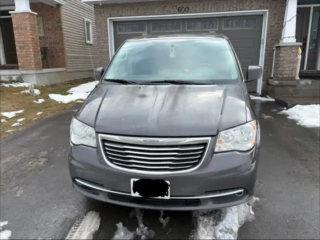 2015 chrysler town and country - Photo 2