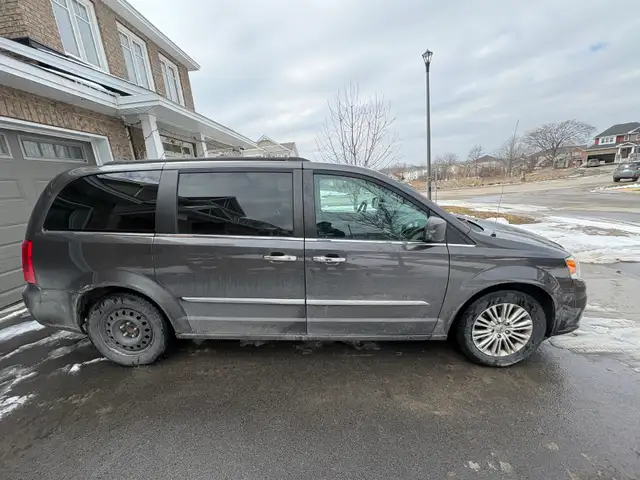2015 chrysler town and country - Photo 3