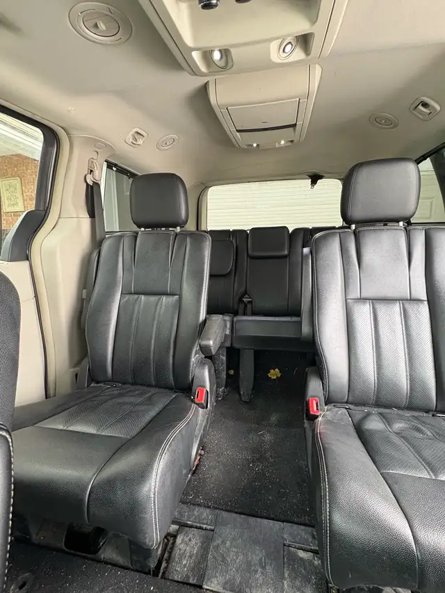 2015 chrysler town and country - Photo 7