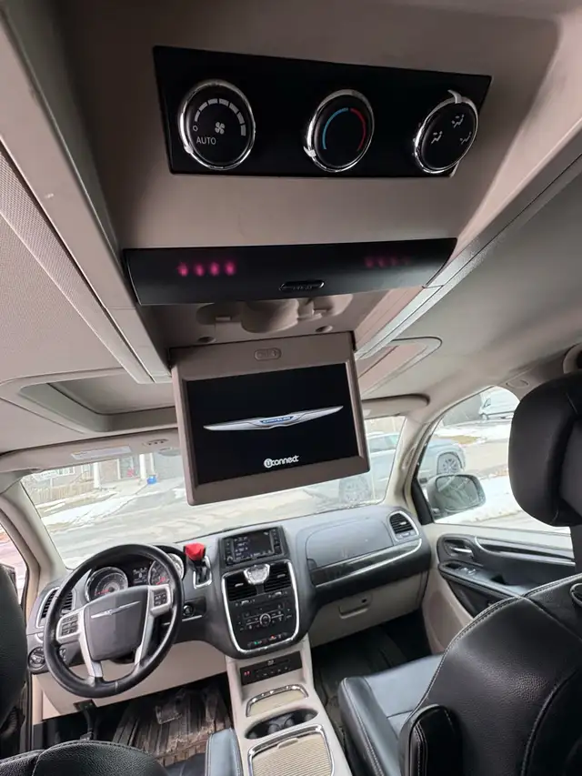 2015 chrysler town and country - Photo 9