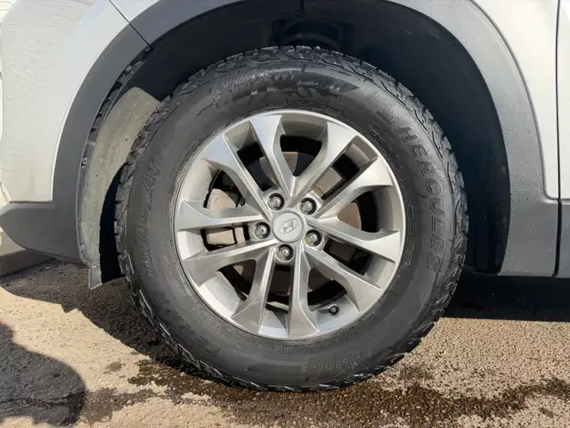 2020 Hyundai Santa Fe| All Wheel Drive | Clean Carfax - Photo 22