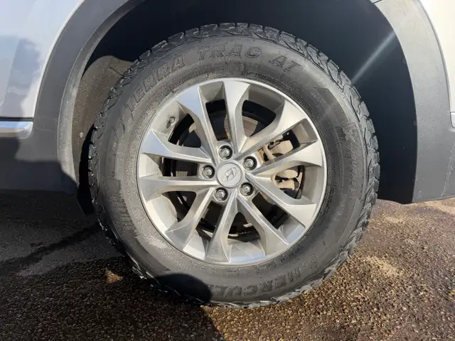 2020 Hyundai Santa Fe| All Wheel Drive | Clean Carfax - Photo 23