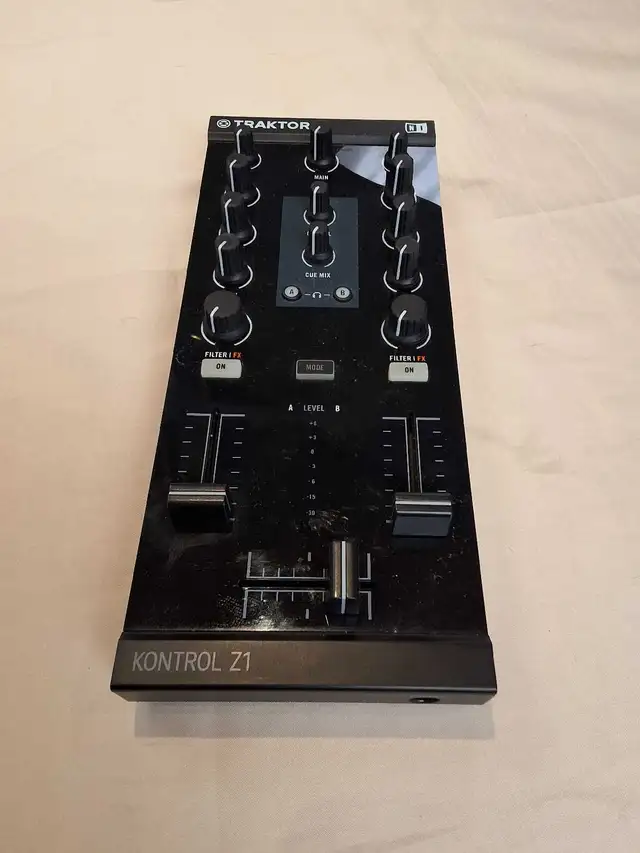 Traktor Kontrol Z1 DJ Mixer Controller