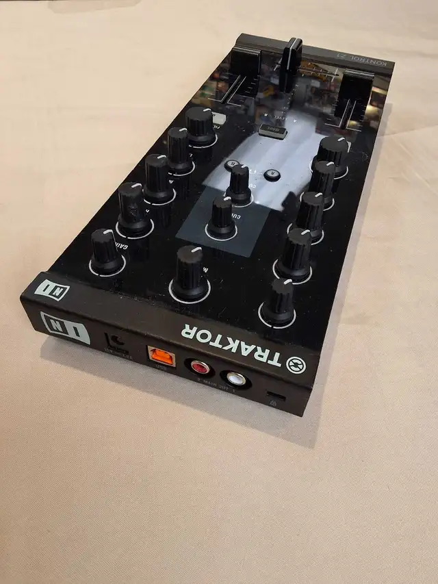 Traktor Kontrol Z1 DJ Mixer Controller - Photo 2