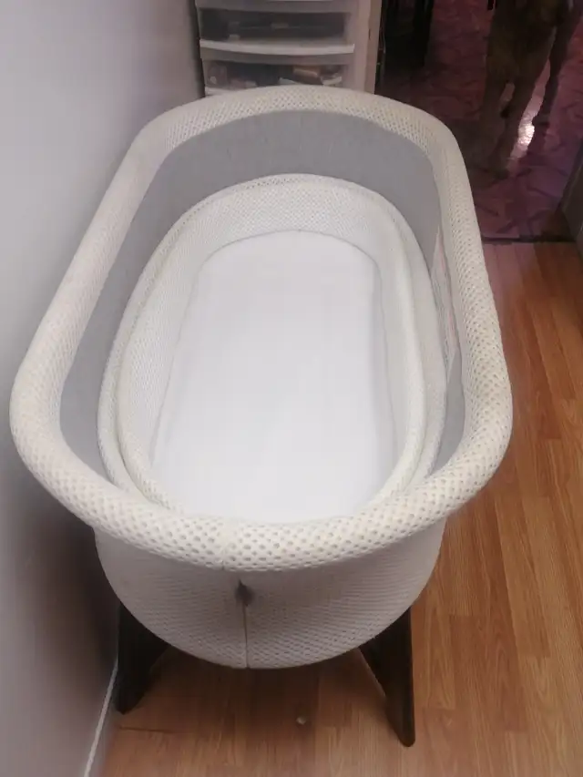 White bassinet with wooden legs - Photo 3
