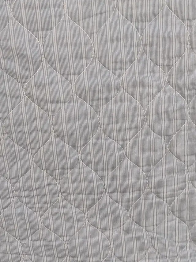 Two tone blue and white quilt 100 x 106 - Photo 3