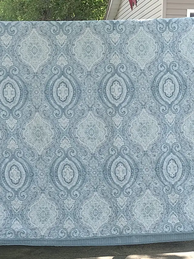 Two tone blue and white quilt 100 x 106 - Photo 4