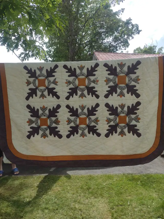 Peach coloured quilt with flowers 75 x 92 - Photo 2