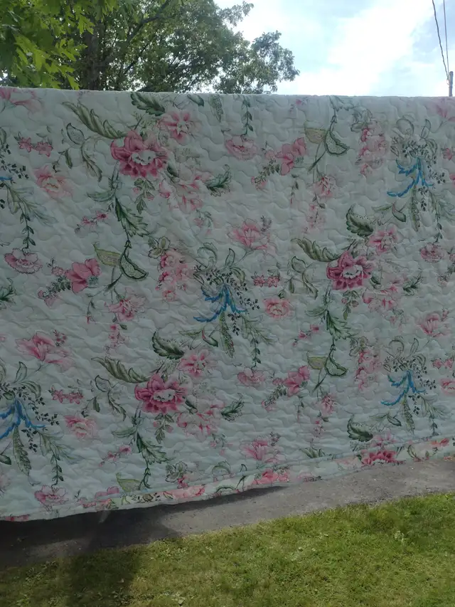86 x 83 quilt with Roses - Photo 3