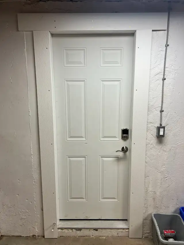 1 Large Bedroom, 1 Bathroom Basement Suite - Photo 2