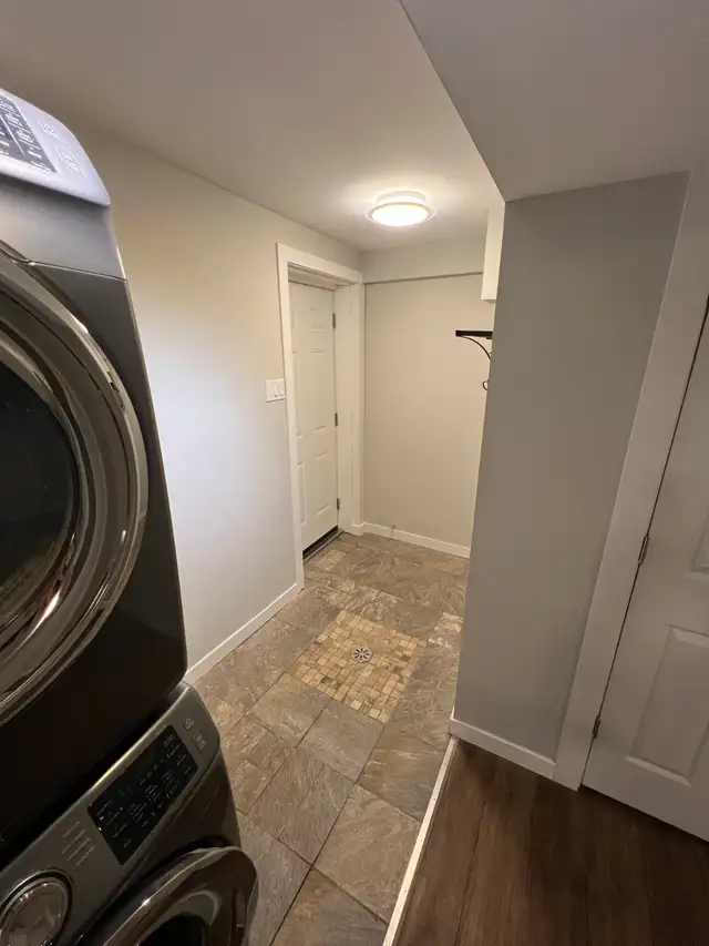 1 Large Bedroom, 1 Bathroom Basement Suite - Photo 4