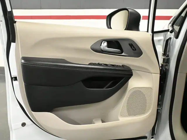 2023 Chrysler Pacifica Touring L No Accident Leather Power Slidi - Photo 11