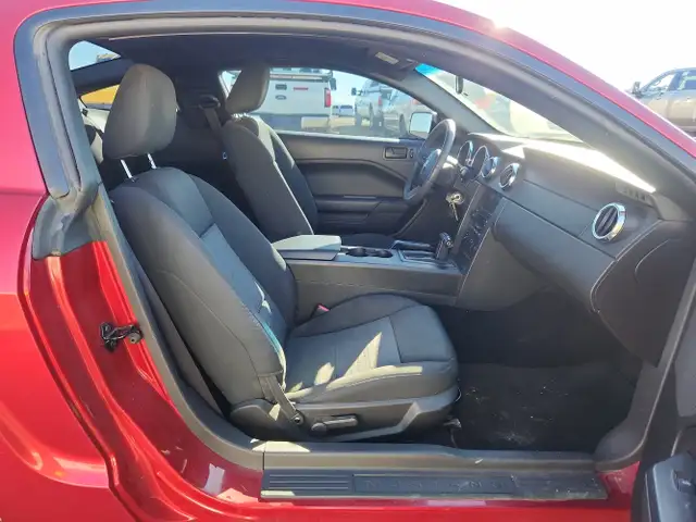 2005 Ford Mustang - Photo 17