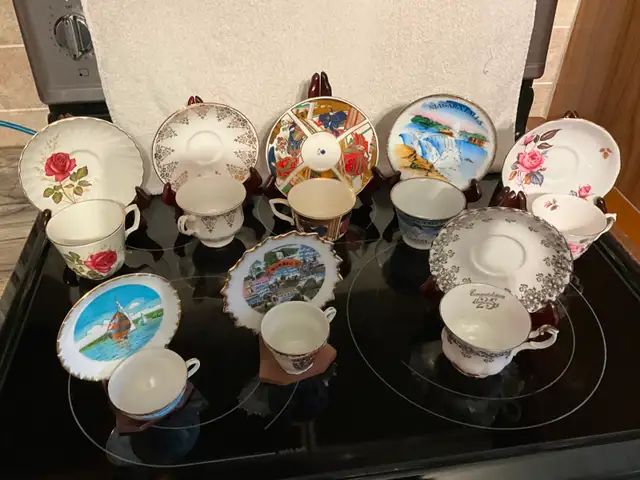 8 belles ensembles de Tasses et Soucoupes sur support