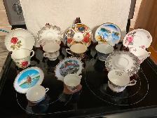 8 belles ensembles de Tasses et Soucoupes sur support