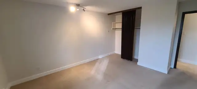 1 BEDROOM APARTMENT - PET FRIENDLY - Photo 8